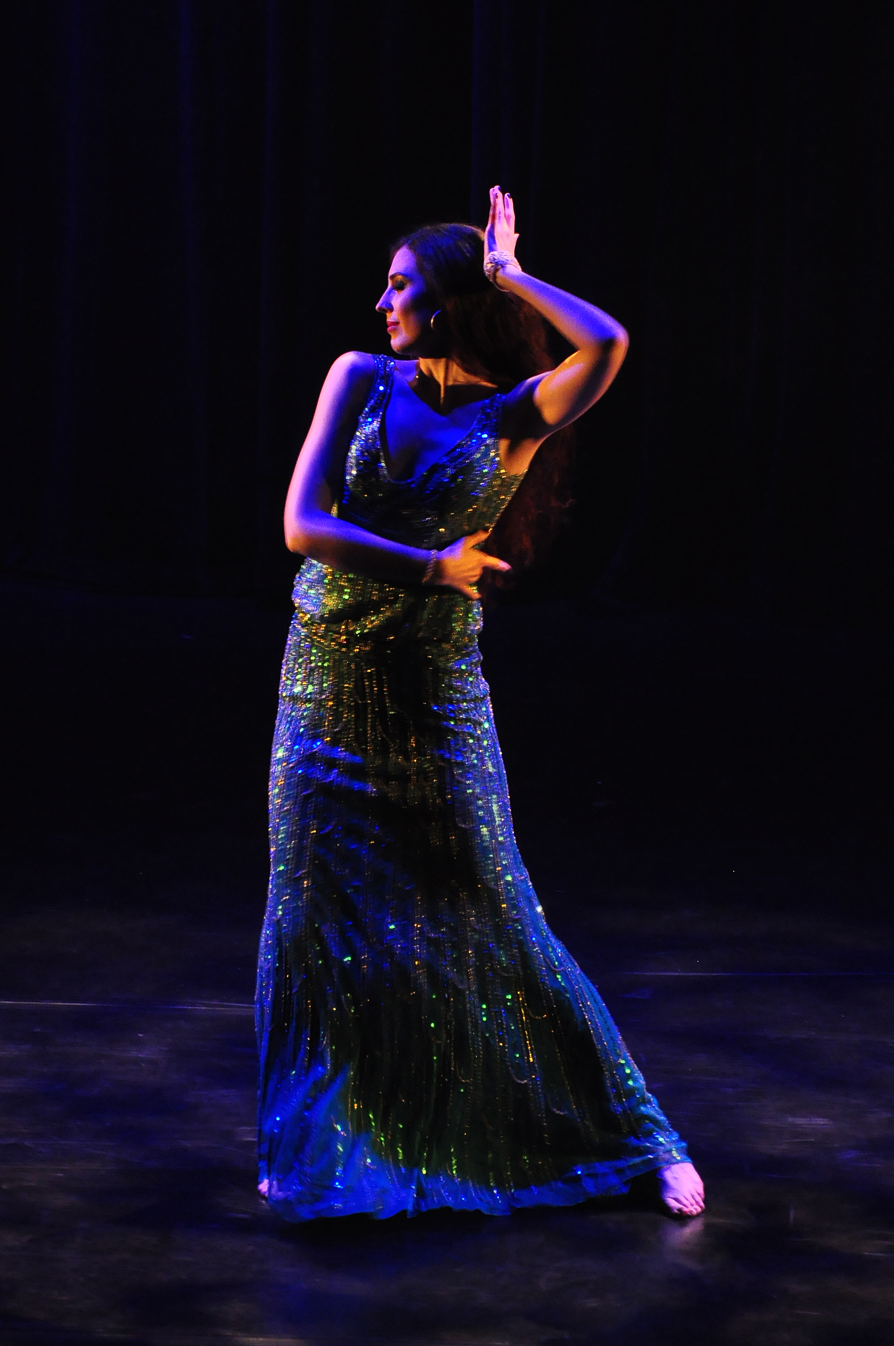 Bellydancer Rachael in a turquoise dress